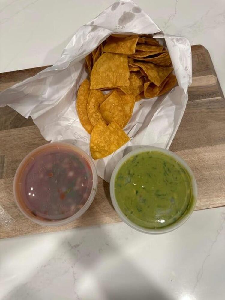 Guacamole. Chips & Salsa